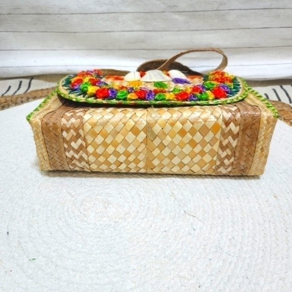 HANDMADE STRAW SHOULDER BAG, REAL SHELLS & EMBROIDERED COLORED STRAW DETAILS - Picture 9 of 16